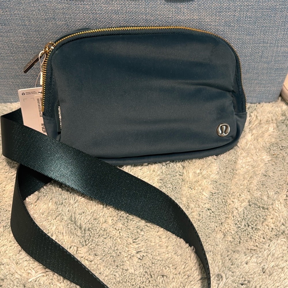 NWT Lululemon everywhere belt bag “velour”